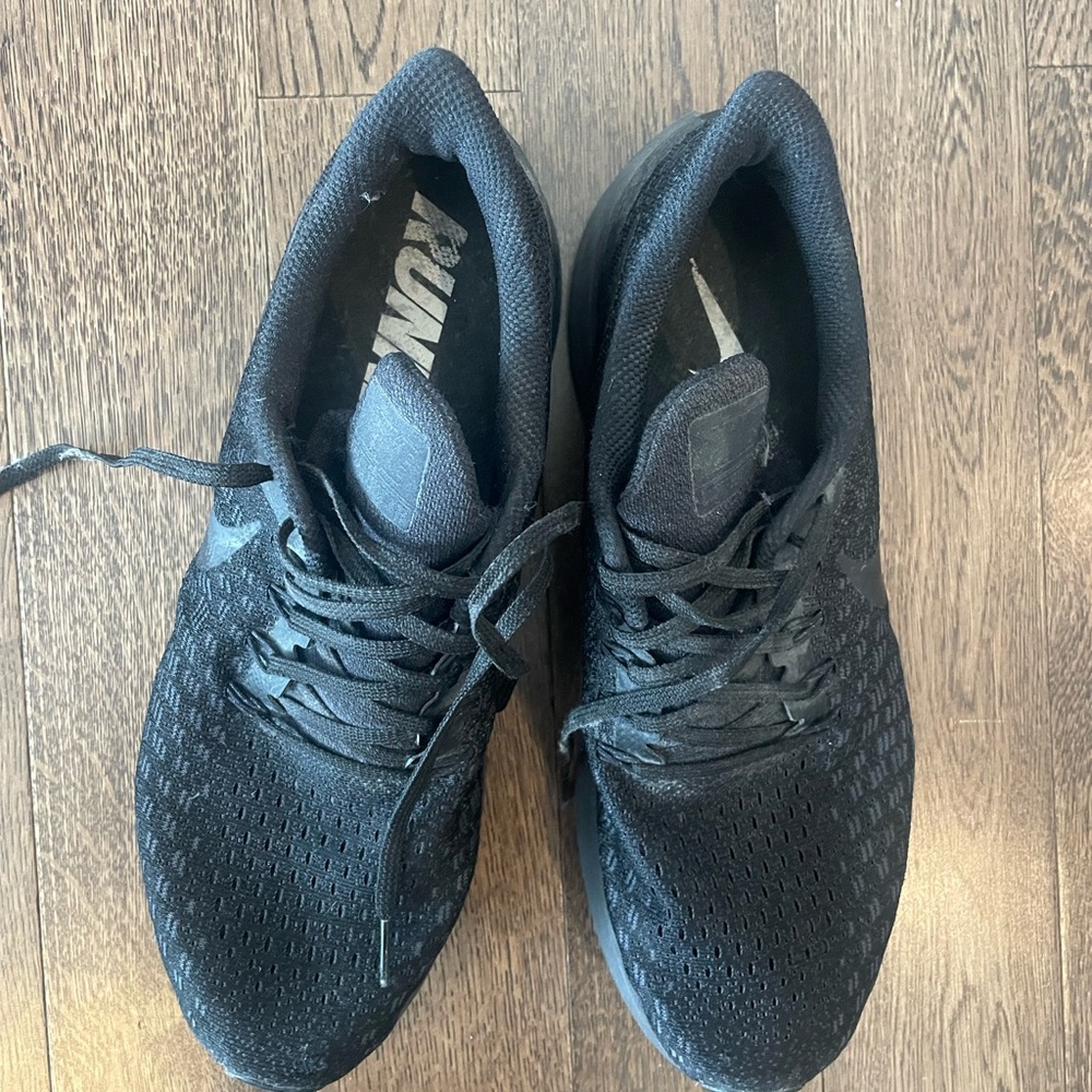 Nike Black Athletic Running Shoes with Breathable Mesh